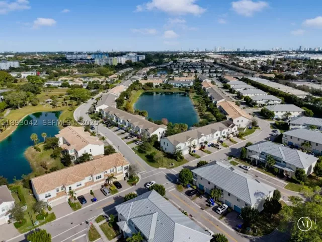 3-bedroom home for sale in Hollywood - 1422 Silk Oak Dr - MondialRealty
