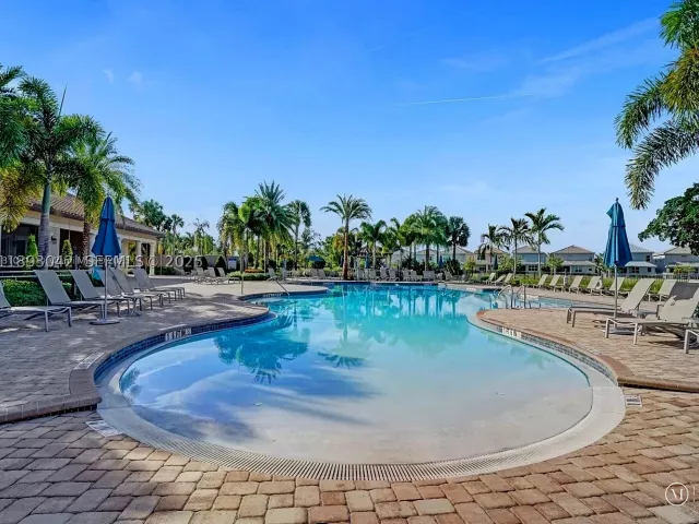 3-bedroom home for sale in Hollywood - 1422 Silk Oak Dr - MondialRealty