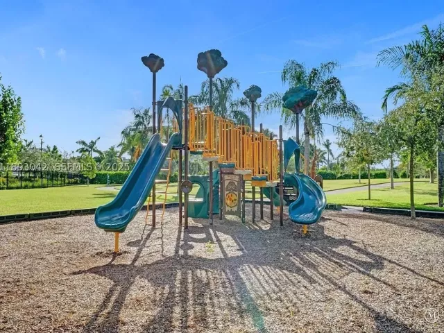 3-bedroom home for sale in Hollywood - 1422 Silk Oak Dr - MondialRealty