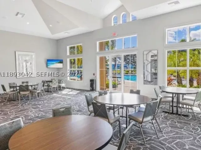 3-bedroom home for sale in Hollywood - 1422 Silk Oak Dr - MondialRealty