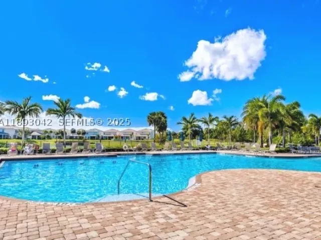 3-bedroom home for sale in Hollywood - 1422 Silk Oak Dr - MondialRealty