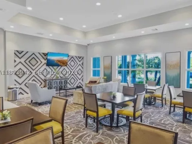 3-bedroom home for sale in Hollywood - 1422 Silk Oak Dr - MondialRealty