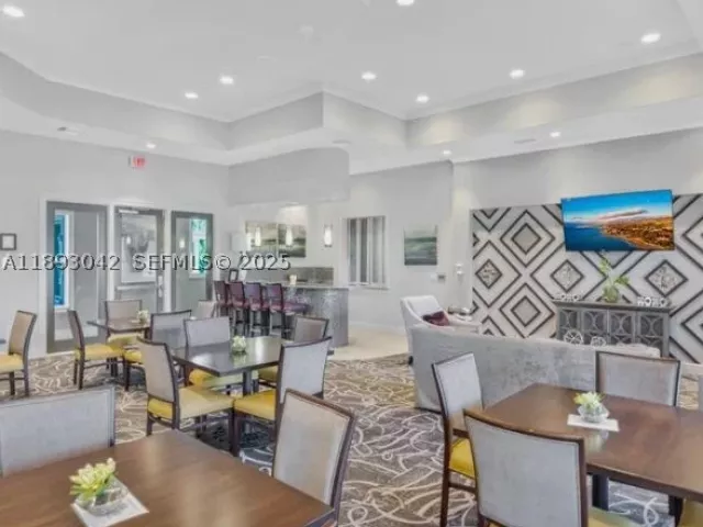 3-bedroom home for sale in Hollywood - 1422 Silk Oak Dr - MondialRealty