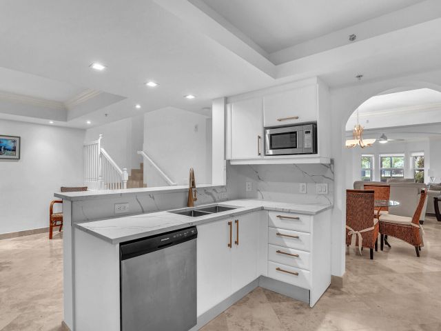 Home for rent at 2051 SE 3rd Street Th7 - photo 6642957