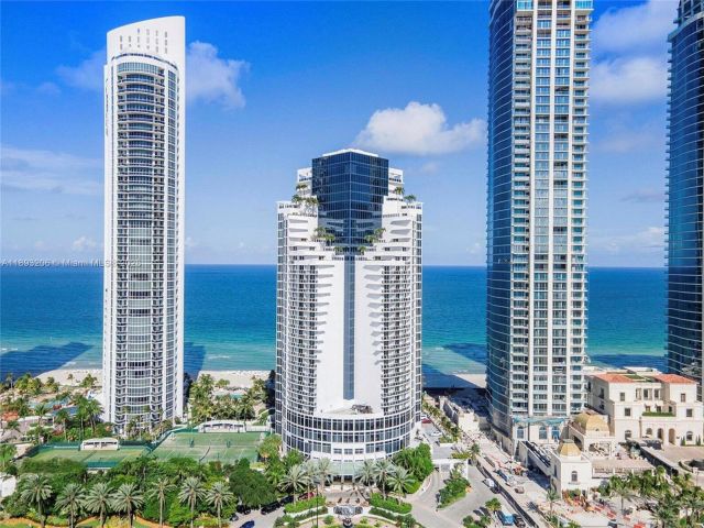 1-bedroom condo for sale in Sunny Isles Beach - 18001 Collins Ave 2814 - MondialRealty