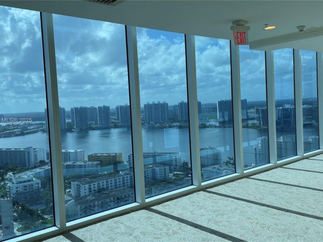 1-bedroom condo for sale in Sunny Isles Beach - 18001 Collins Ave 2814 - MondialRealty