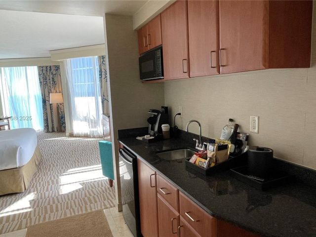 1-bedroom condo for sale in Sunny Isles Beach - 18001 Collins Ave 2814 - MondialRealty
