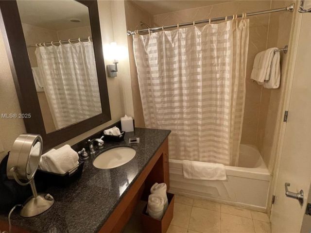 1-bedroom condo for sale in Sunny Isles Beach - 18001 Collins Ave 2814 - MondialRealty