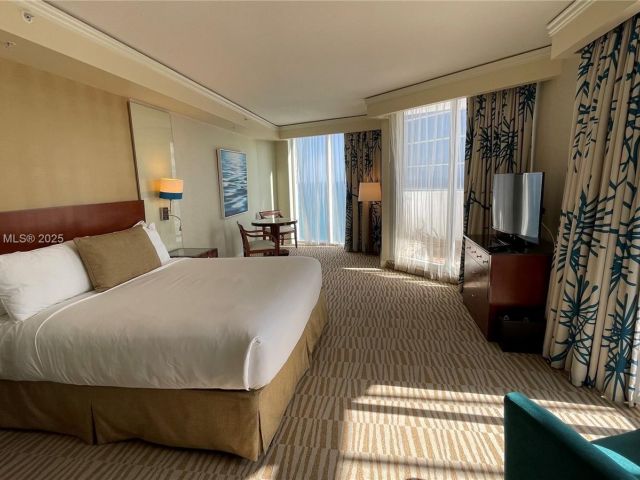 1-bedroom condo for sale in Sunny Isles Beach - 18001 Collins Ave 2814 - MondialRealty