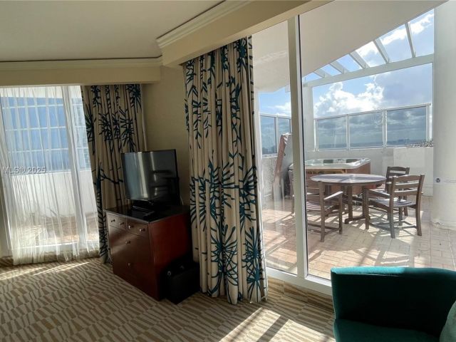 1-bedroom condo for sale in Sunny Isles Beach - 18001 Collins Ave 2814 - MondialRealty