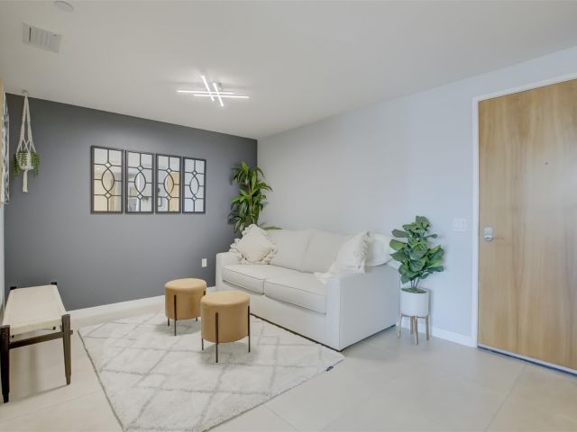 2-bedroom condo for sale in Fort Lauderdale - 401 N Birch Road 705 - MondialRealty