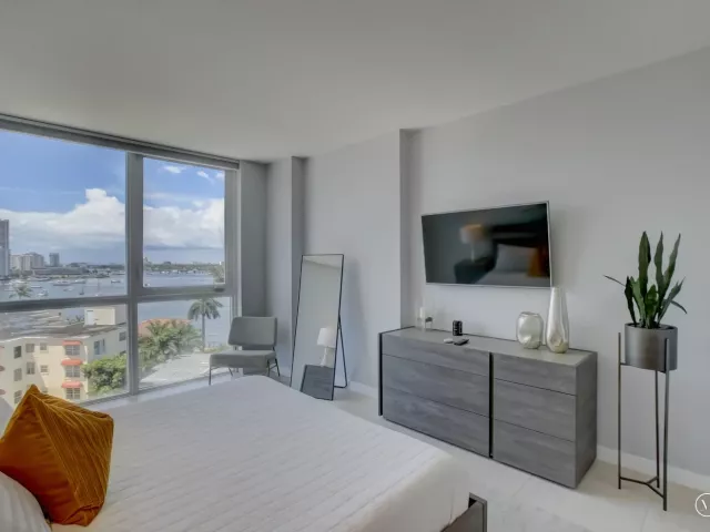 2-bedroom condo for sale in Fort Lauderdale - 401 N Birch Road 705 - MondialRealty