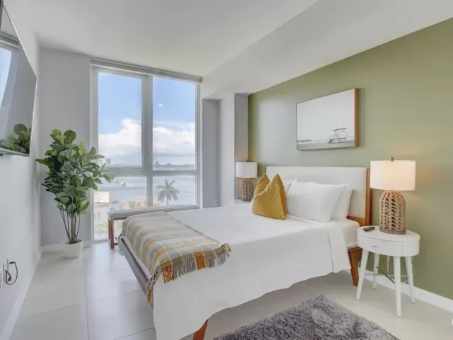 2-bedroom condo for sale in Fort Lauderdale - 401 N Birch Road 705 - MondialRealty