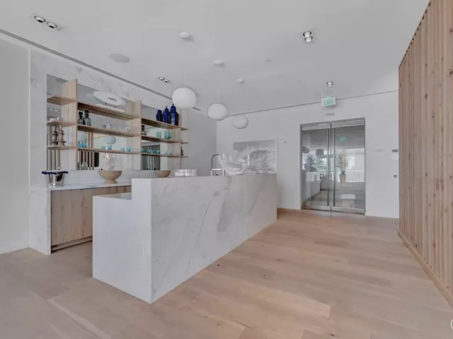 2-bedroom condo for sale in Fort Lauderdale - 401 N Birch Road 705 - MondialRealty