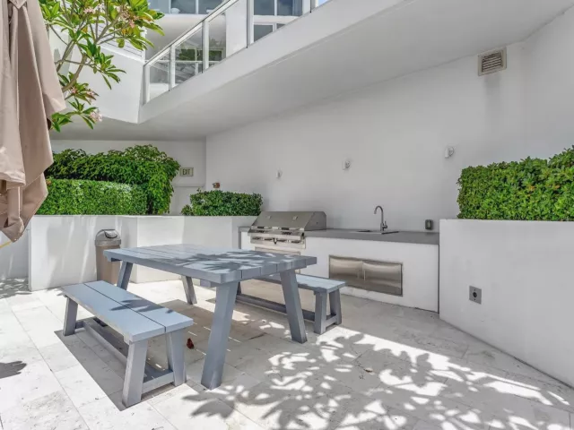 2-bedroom condo for sale in Fort Lauderdale - 401 N Birch Road 705 - MondialRealty