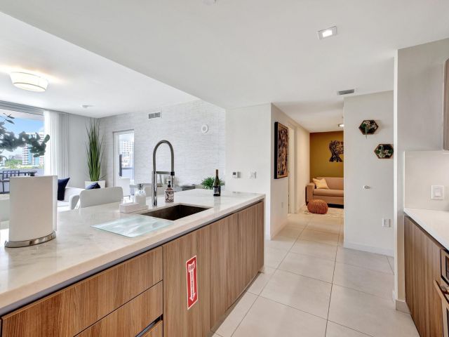 1-bedroom condo for sale in Fort Lauderdale - 401 N Birch Road 413 - MondialRealty