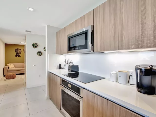 1-bedroom condo for sale in Fort Lauderdale - 401 N Birch Road 413 - MondialRealty