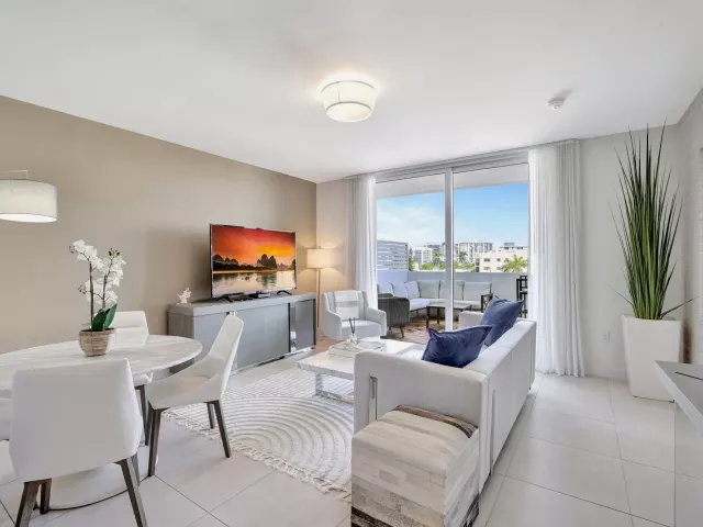 1-bedroom condo for sale in Fort Lauderdale - 401 N Birch Road 413 - MondialRealty