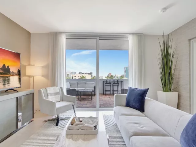 1-bedroom condo for sale in Fort Lauderdale - 401 N Birch Road 413 - MondialRealty