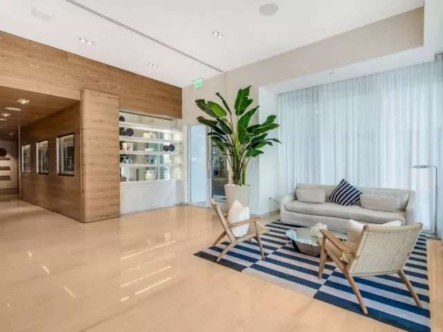 1-bedroom condo for sale in Fort Lauderdale - 401 N Birch Road 413 - MondialRealty