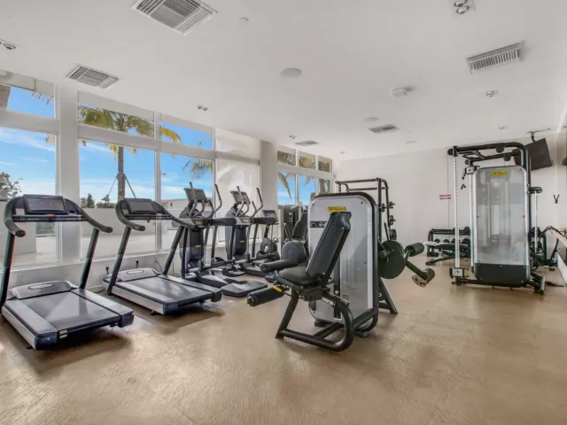 1-bedroom condo for sale in Fort Lauderdale - 401 N Birch Road 413 - MondialRealty