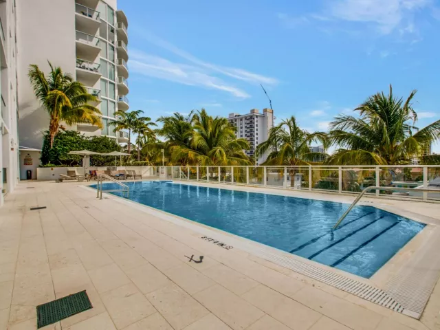 1-bedroom condo for sale in Fort Lauderdale - 401 N Birch Road 413 - MondialRealty