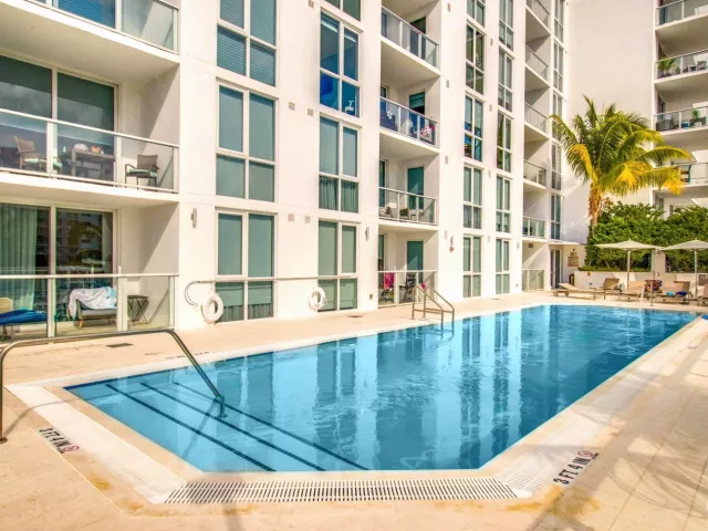 1-bedroom condo for sale in Fort Lauderdale - 401 N Birch Road 413 - MondialRealty