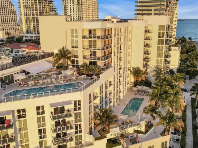 1-bedroom condo for sale in Fort Lauderdale - 401 N Birch Road 413 - MondialRealty