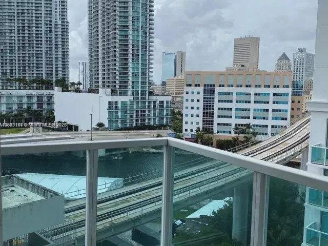 2-bedroom condo for rent in Miami - 41 SE 5th St 717 - MondialRealty