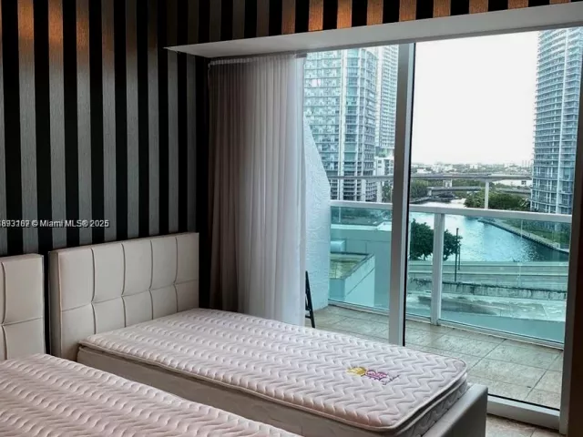 2-bedroom condo for rent in Miami - 41 SE 5th St 717 - MondialRealty