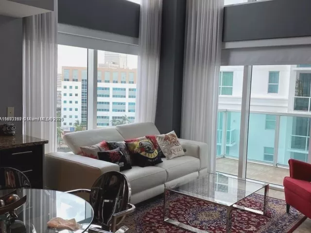 2-bedroom condo for rent in Miami - 41 SE 5th St 717 - MondialRealty