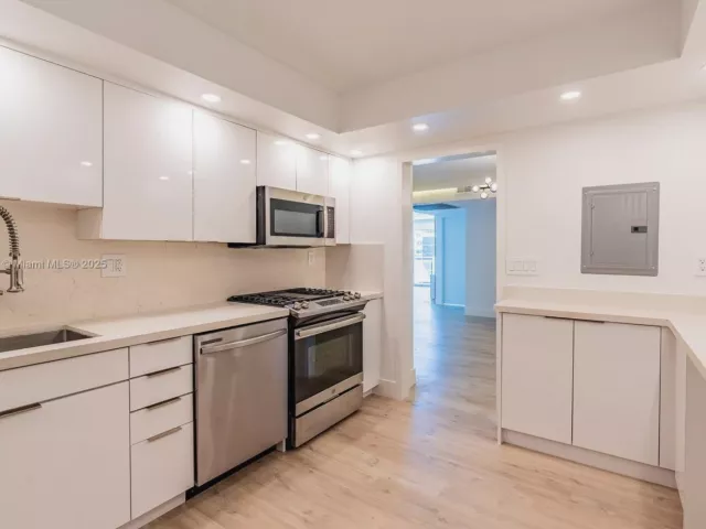 3-bedroom condo for sale in Hallandale Beach - 2030 S Ocean Dr 1127 - MondialRealty