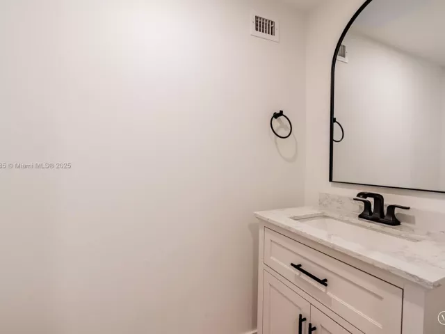 3-bedroom condo for sale in Hallandale Beach - 2030 S Ocean Dr 1127 - MondialRealty
