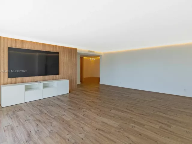 3-bedroom condo for sale in Hallandale Beach - 2030 S Ocean Dr 1127 - MondialRealty