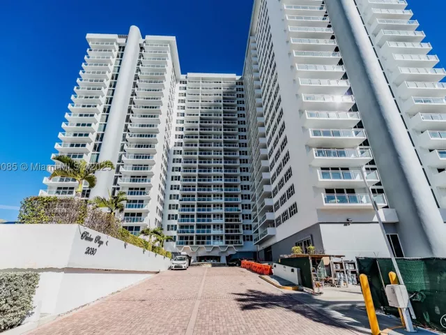 3-bedroom condo for sale in Hallandale Beach - 2030 S Ocean Dr 1127 - MondialRealty