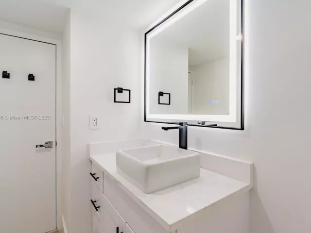 3-bedroom condo for sale in Hallandale Beach - 2030 S Ocean Dr 1127 - MondialRealty