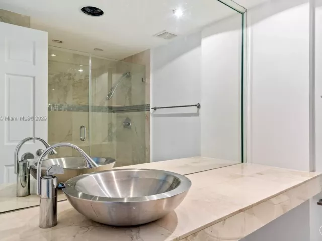 2-bedroom condo for sale in Miami - 701 Brickell Key Blvd 1411 - MondialRealty