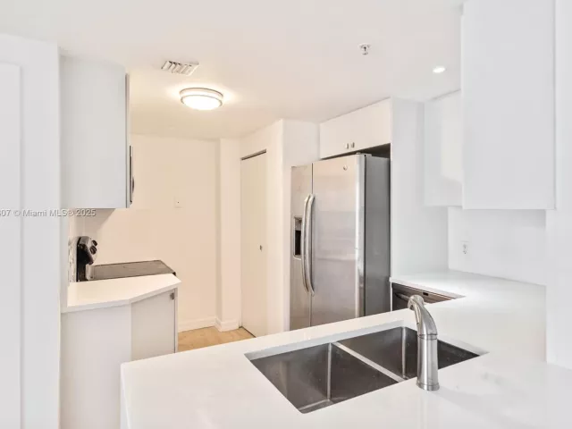 2-bedroom condo for sale in Miami - 701 Brickell Key Blvd 1411 - MondialRealty