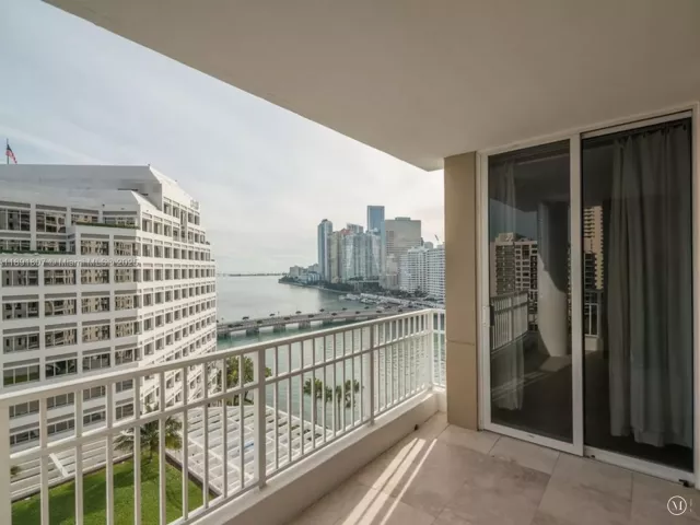 2-bedroom condo for sale in Miami - 701 Brickell Key Blvd 1411 - MondialRealty
