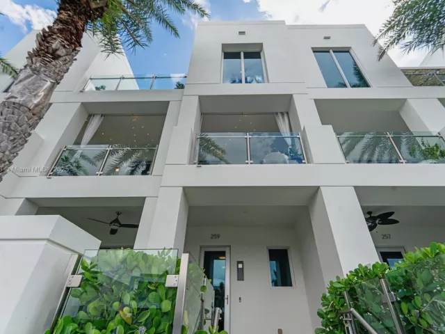 4-bedroom home for sale in Lauderdale By The Sea - 259 Shore Ct - MondialRealty