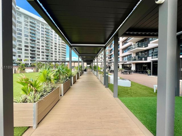2-bedroom condo for rent in Miami Beach - 5225 Collins Ave 517 - MondialRealty