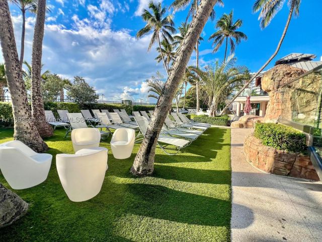 2-bedroom condo for rent in Miami Beach - 5225 Collins Ave 517 - MondialRealty
