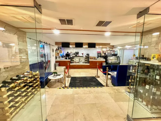 2-bedroom condo for rent in Miami Beach - 5225 Collins Ave 517 - MondialRealty