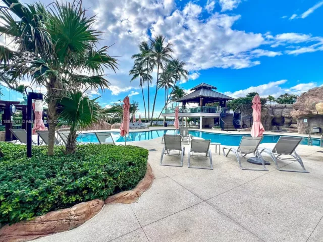 2-bedroom condo for rent in Miami Beach - 5225 Collins Ave 517 - MondialRealty