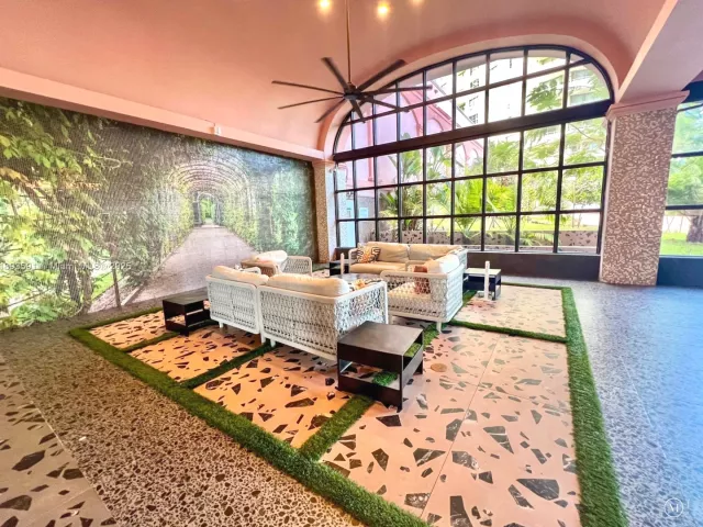 2-bedroom condo for rent in Miami Beach - 5225 Collins Ave 517 - MondialRealty