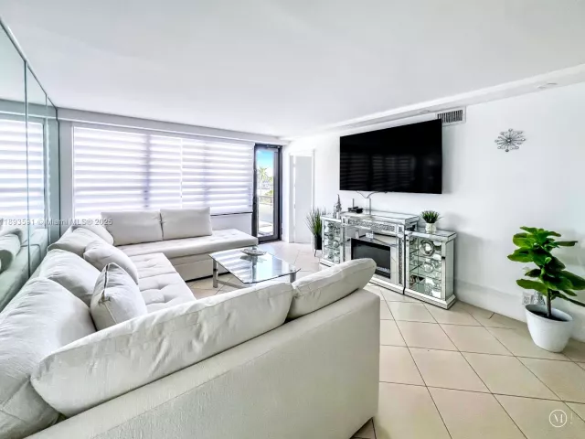 2-bedroom condo for rent in Miami Beach - 5225 Collins Ave 517 - MondialRealty