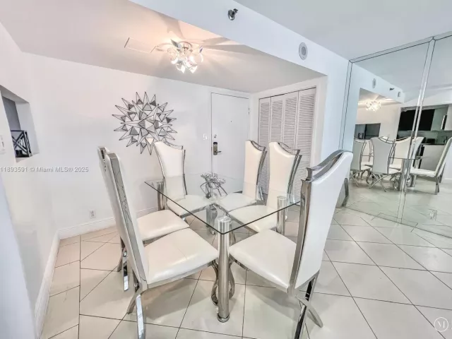 2-bedroom condo for rent in Miami Beach - 5225 Collins Ave 517 - MondialRealty