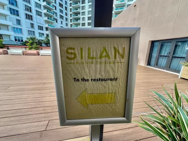 2-bedroom condo for rent in Miami Beach - 5225 Collins Ave 517 - MondialRealty