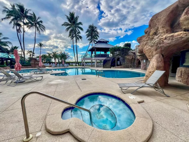 2-bedroom condo for rent in Miami Beach - 5225 Collins Ave 517 - MondialRealty