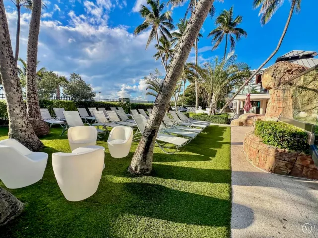 2-bedroom condo for rent in Miami Beach - 5225 Collins Ave 517 - MondialRealty